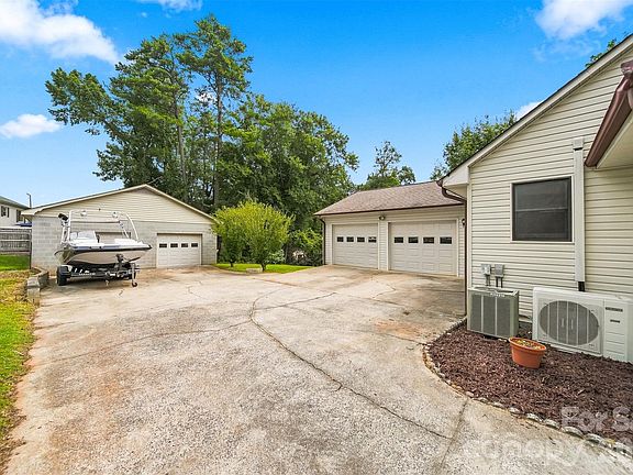 3rd image of 512 Garrou Ave SE