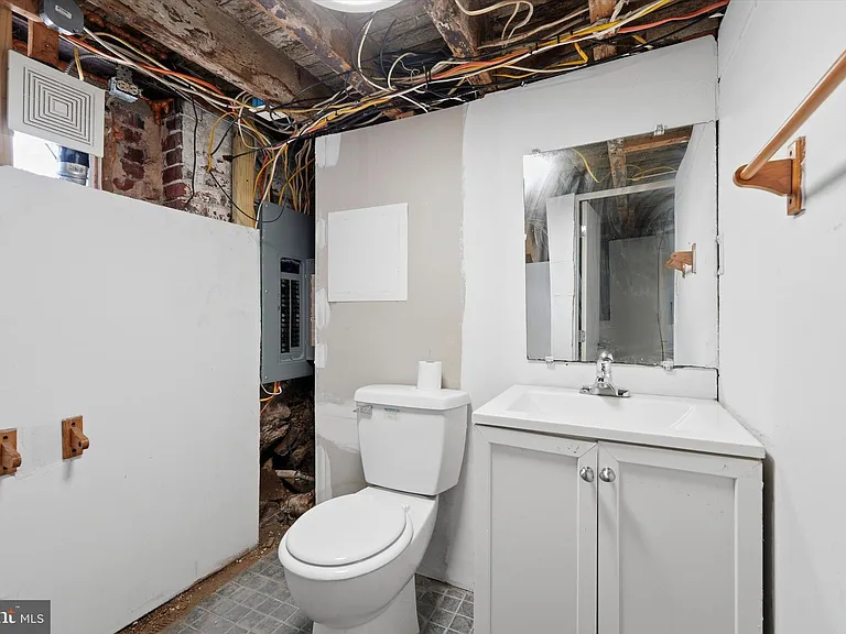 525 Morse St — Photo 16
