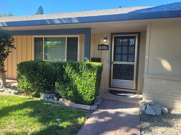 1908 Hackett Ave — Photo 1