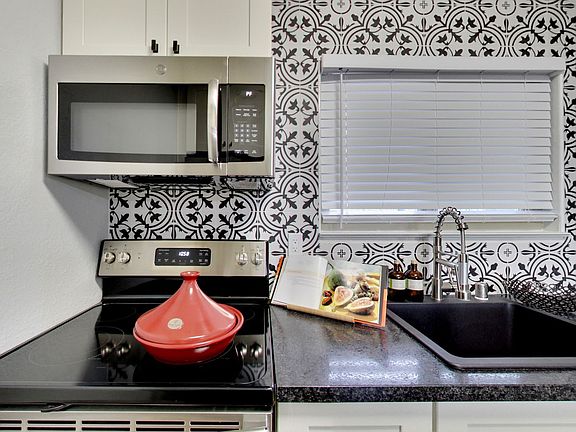 4th image of 281 Macarthur Blvd APT 203