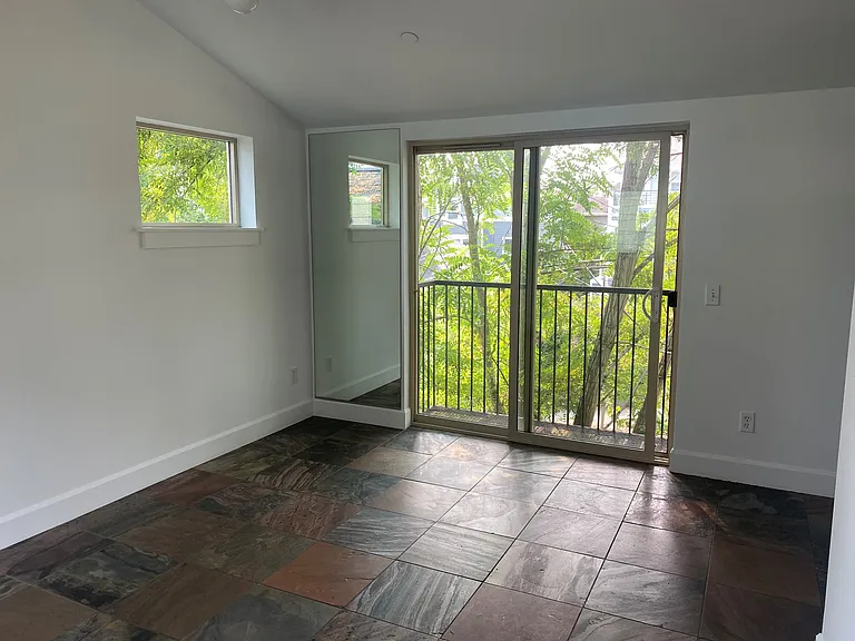 2516 E Denny Way #F — Photo 1