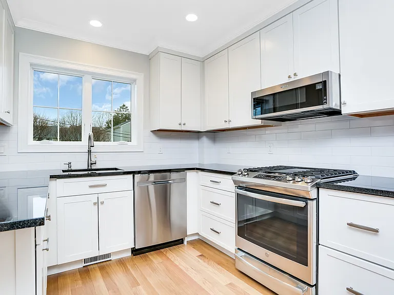 81 Cos Cob Ave #B — Photo 4
