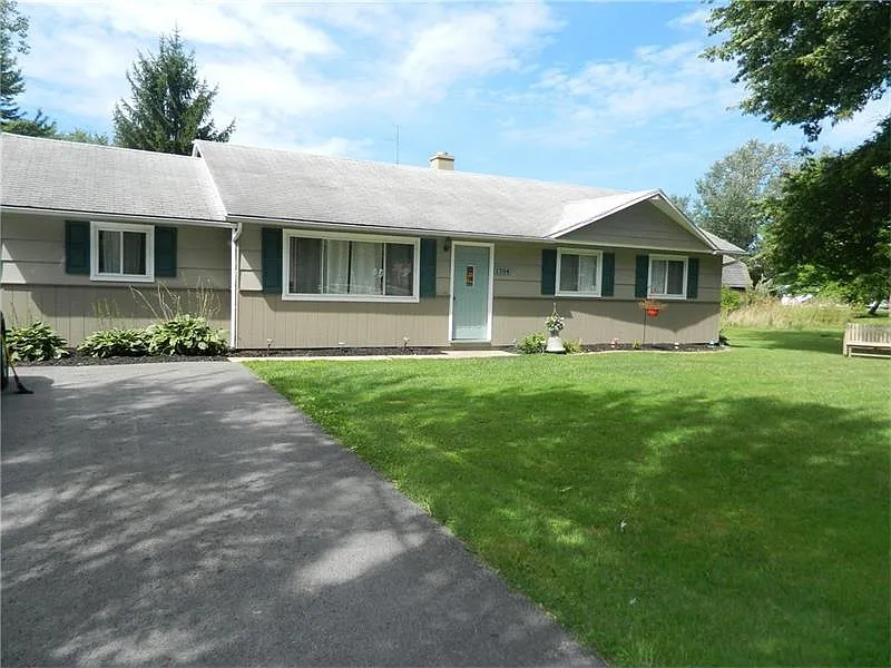 1704 Brentwood Dr photo 1