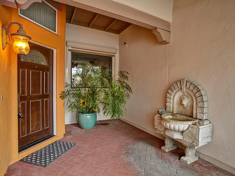 2952 N Saint Augustine Pl — Photo 20