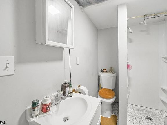 5th image of 63 Lindsley Pl Floor 2
