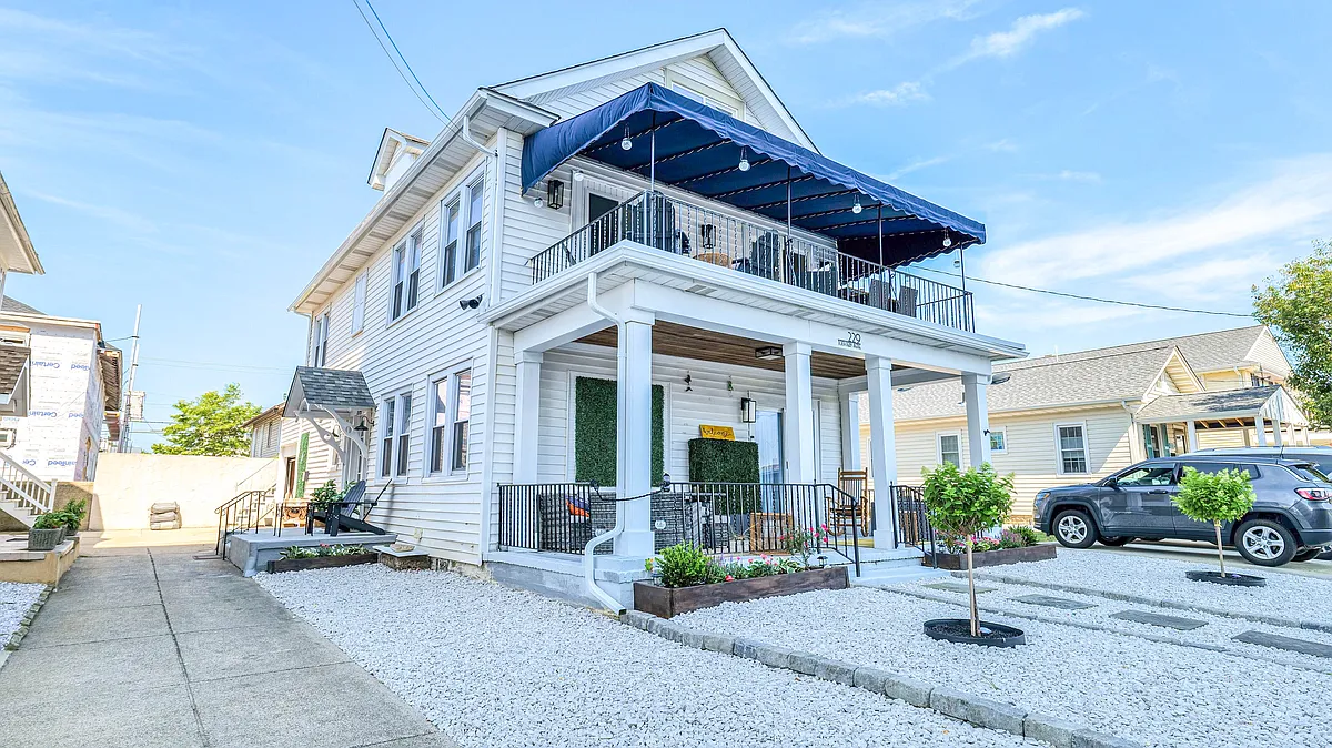 Building Photo - 229 N Derby Ave #2