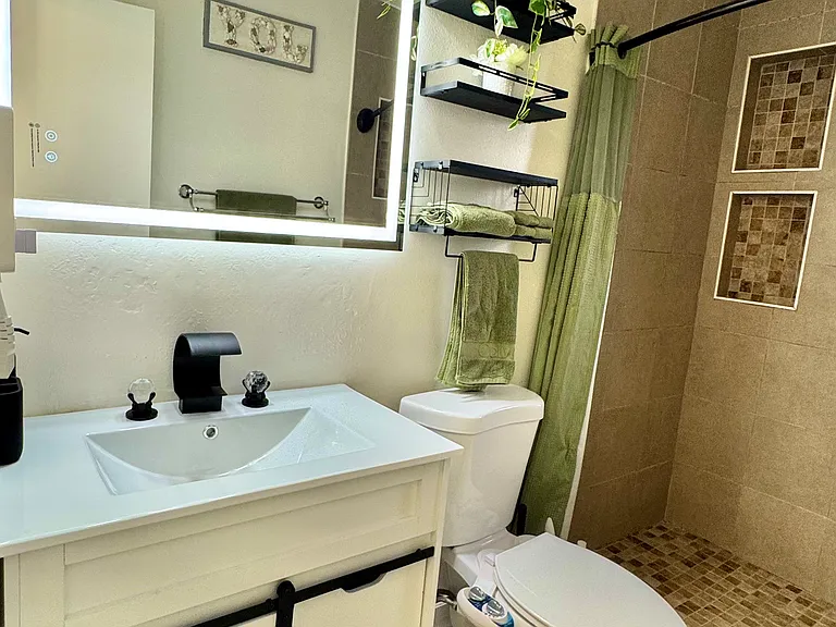 Clean & Modern Bathroom