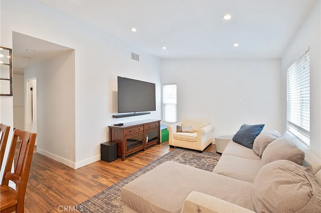 3 bed, 1018 sqft, $3,500 — Photo 3
