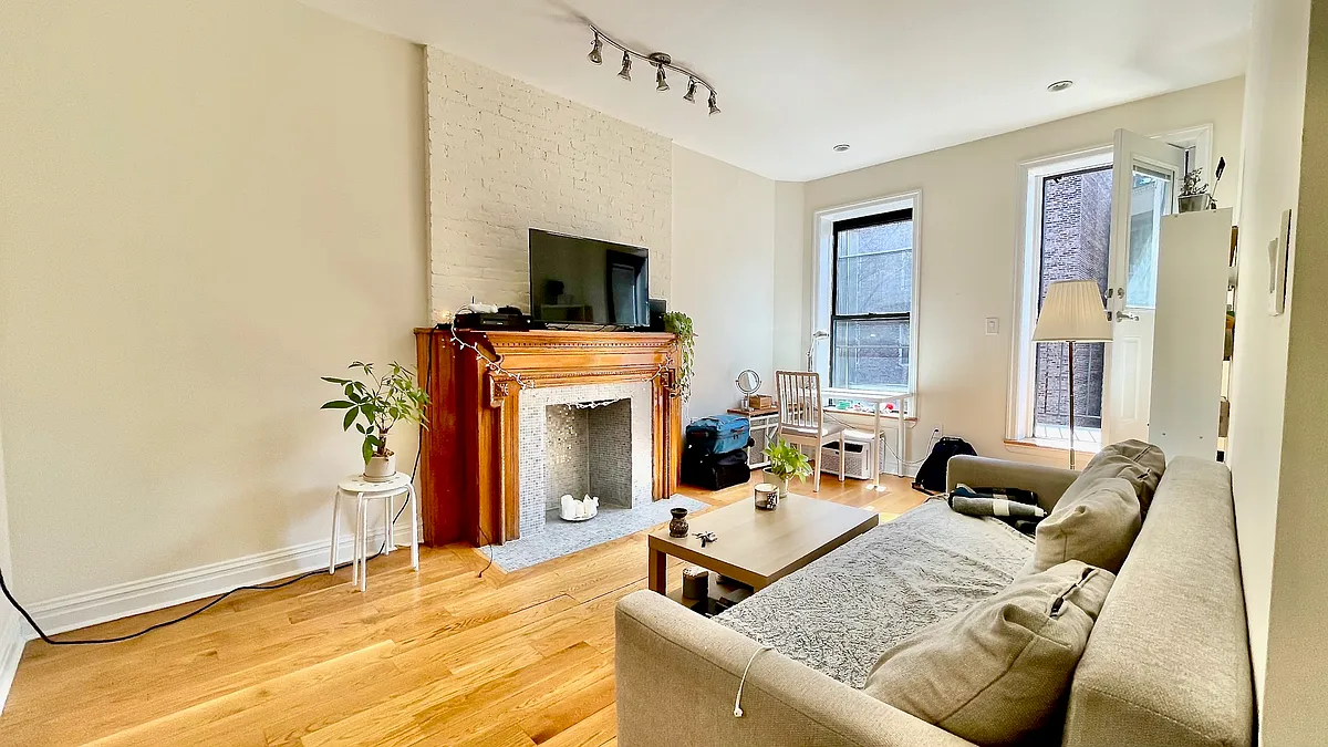 Building Photo - 130 W 75th St #2D