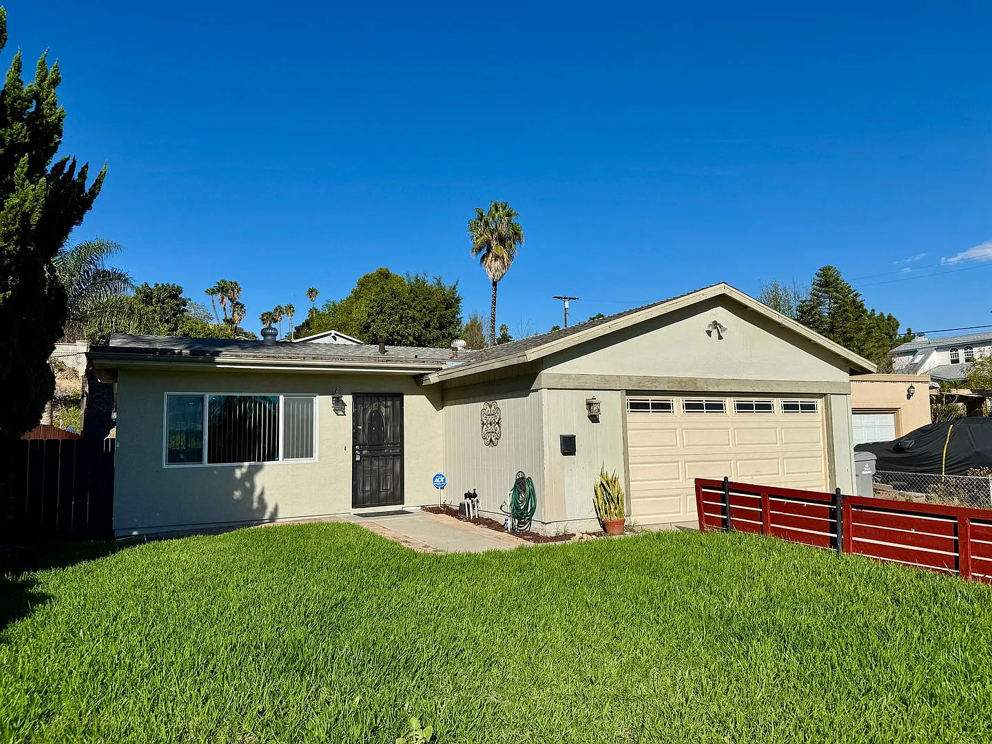 Upgraded 4 Bedroom 2 Bath House with Central A/C, Large Back Yard — Photo 1