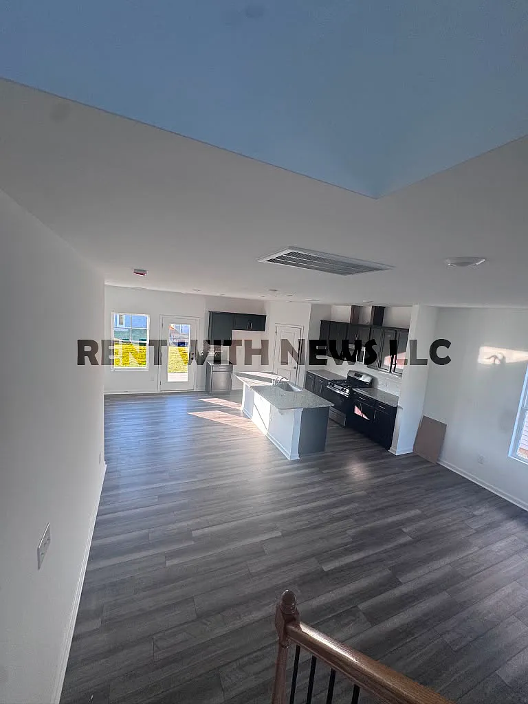5 bed, 2346 sqft, $2,295 — Photo 4