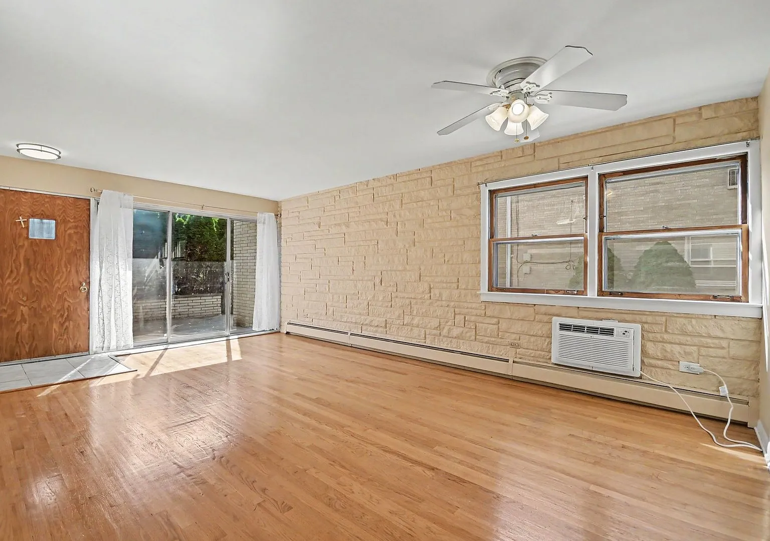 2 bed, 950 sqft, $1,750 — Photo 3