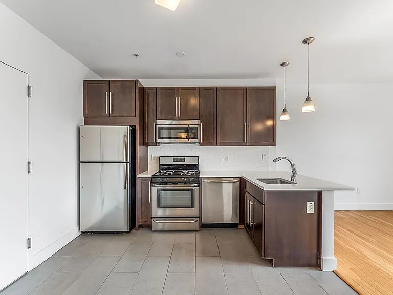 366 West Side — Photo 14