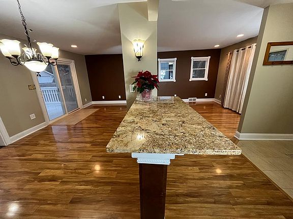 4th image of 364 Hickory Dr