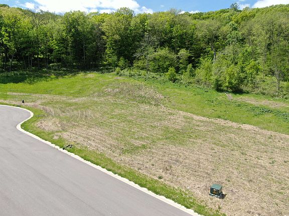 4th image of 26 Woods Trl