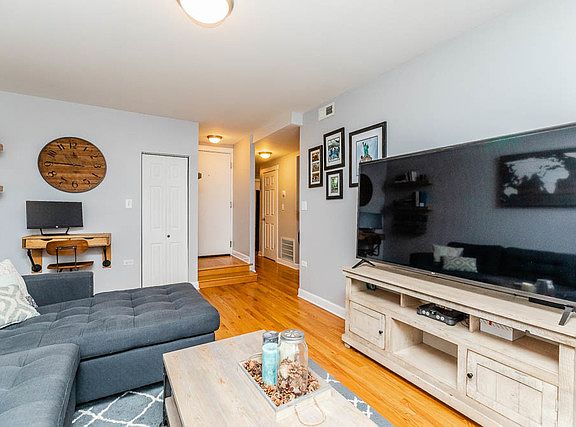 3rd image of 5909 N Paulina St APT G