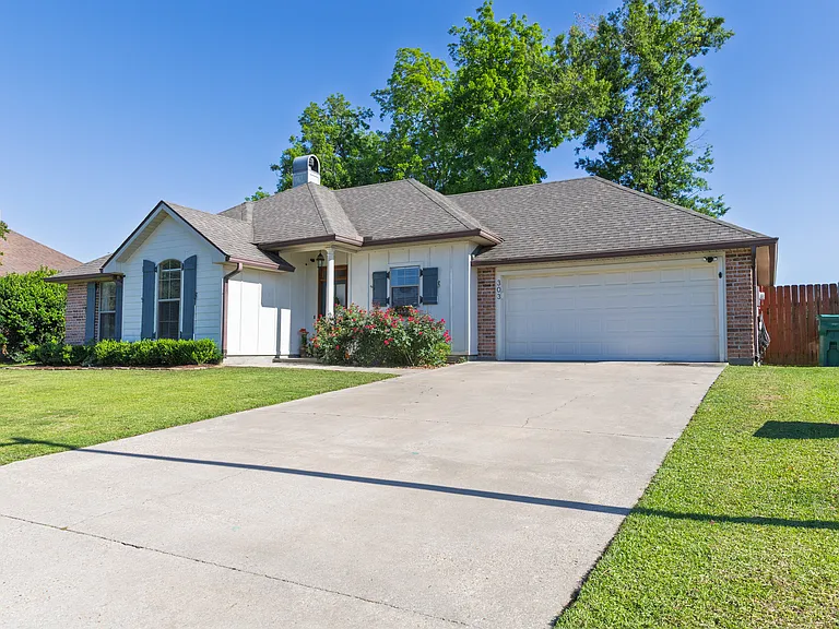 303 Spike Ln — Photo 2