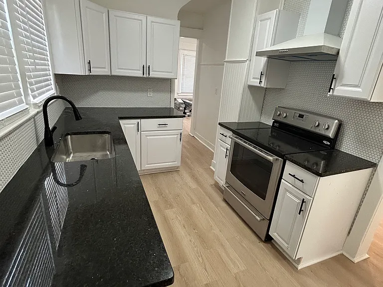 4138 Locust St — Photo 4