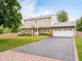 22 North St, Mount Sinai, NY 11766