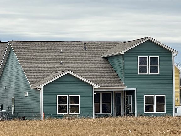 3rd image of 554 Hydrangea St