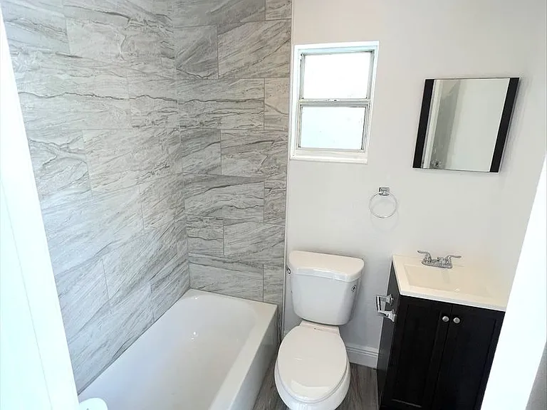 1615 Stickney Point Rd #4 — Photo 8
