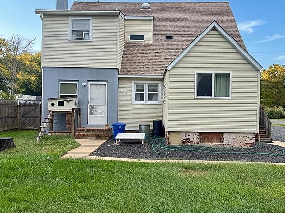 3rd image of 623 E Bay Ave