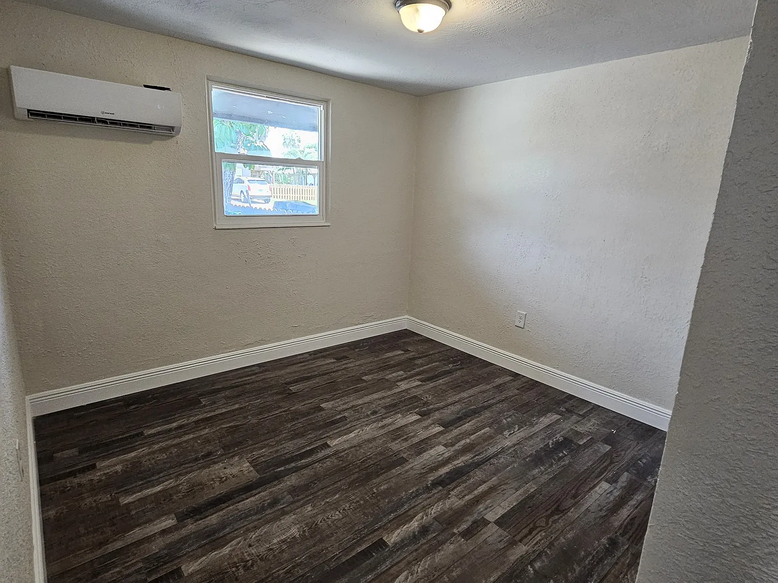 3 bed, $1,900 — Photo 2