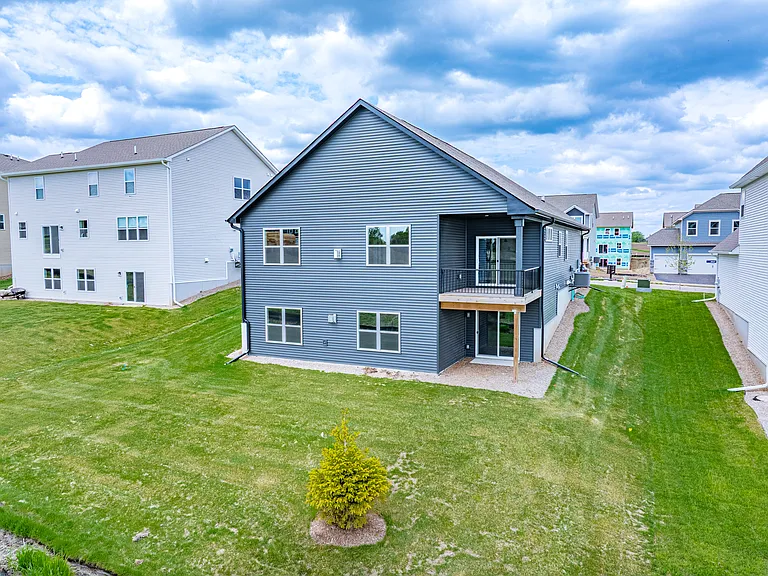 717 Winterberry Ln — Photo 7