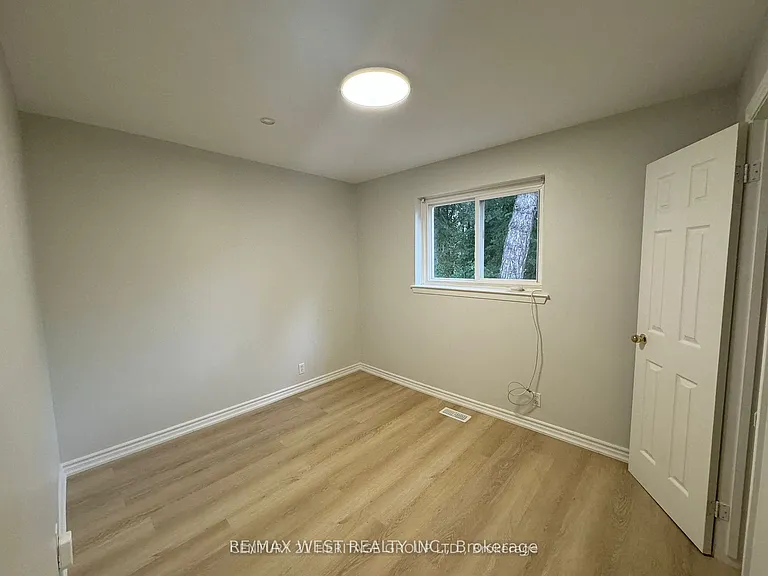 22 Axsmith Cres — Photo 4