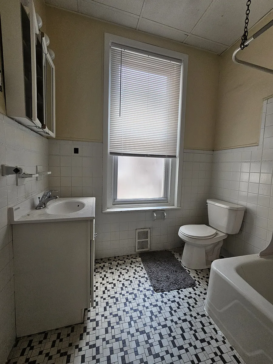 Building Photo - 3930 Sansom St #H