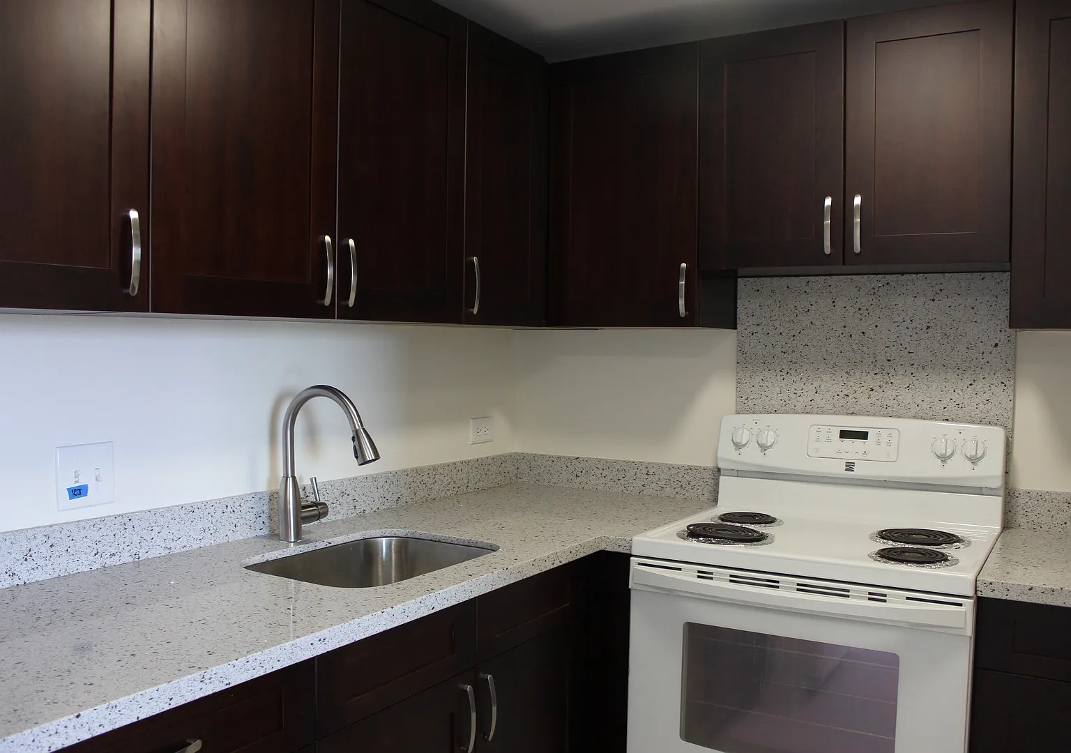 Spacious 3 bed, 2 Bath at Sunset Lakeview — Photo 1
