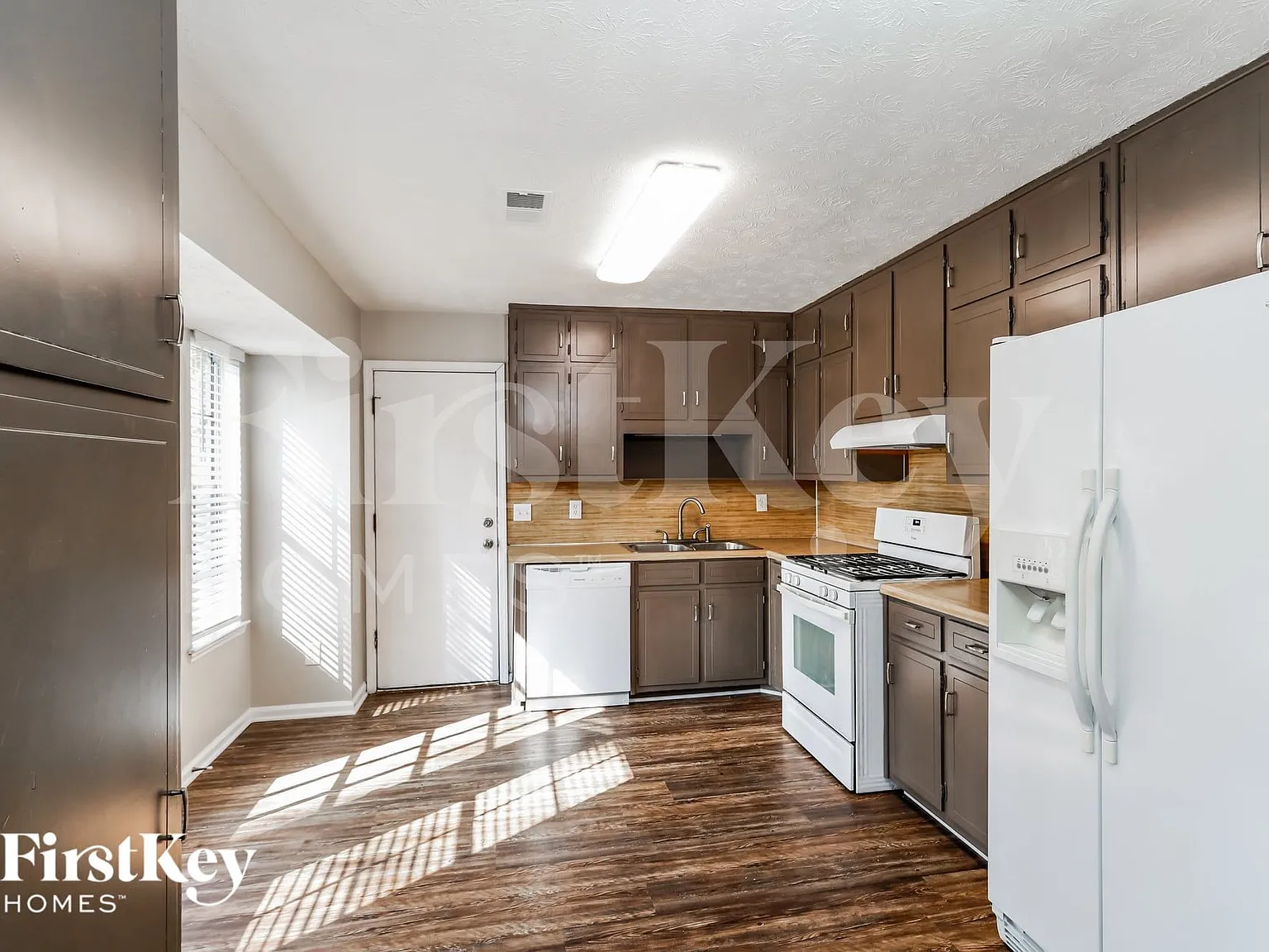 3 bed, 2.0 bath, 1334 sqft, $2,200 — Photo 4