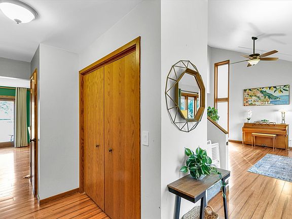 4th image of 2104 Morningview Pl