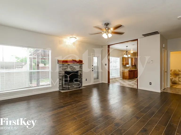 1055 Waterview Dr — Photo 5