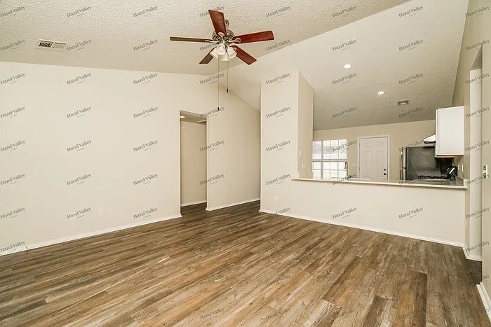 3 bed, 2.0 bath, 1289 sqft, $1,695 — Photo 4