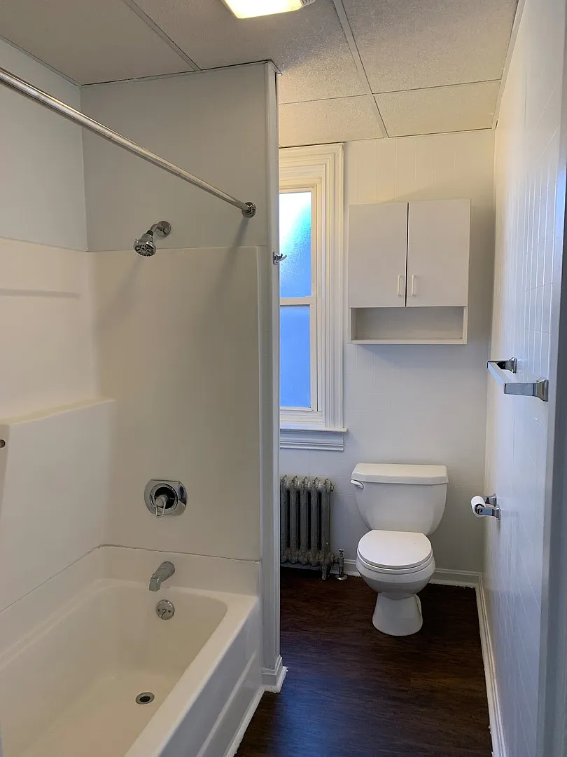 Spacious 3 bedroom in the East End of York City with Parking — Photo 3
