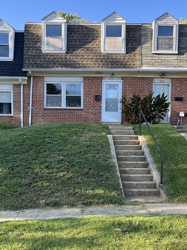 3 bed, 1.0 bath, 1152 sqft, $1,950 — Photo 1