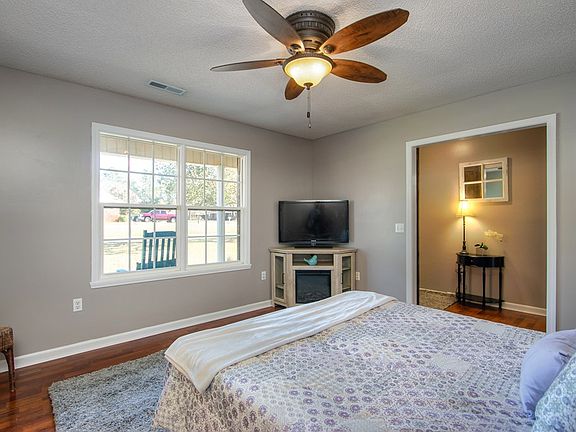 4th image of 3020 Sun Valley Dr