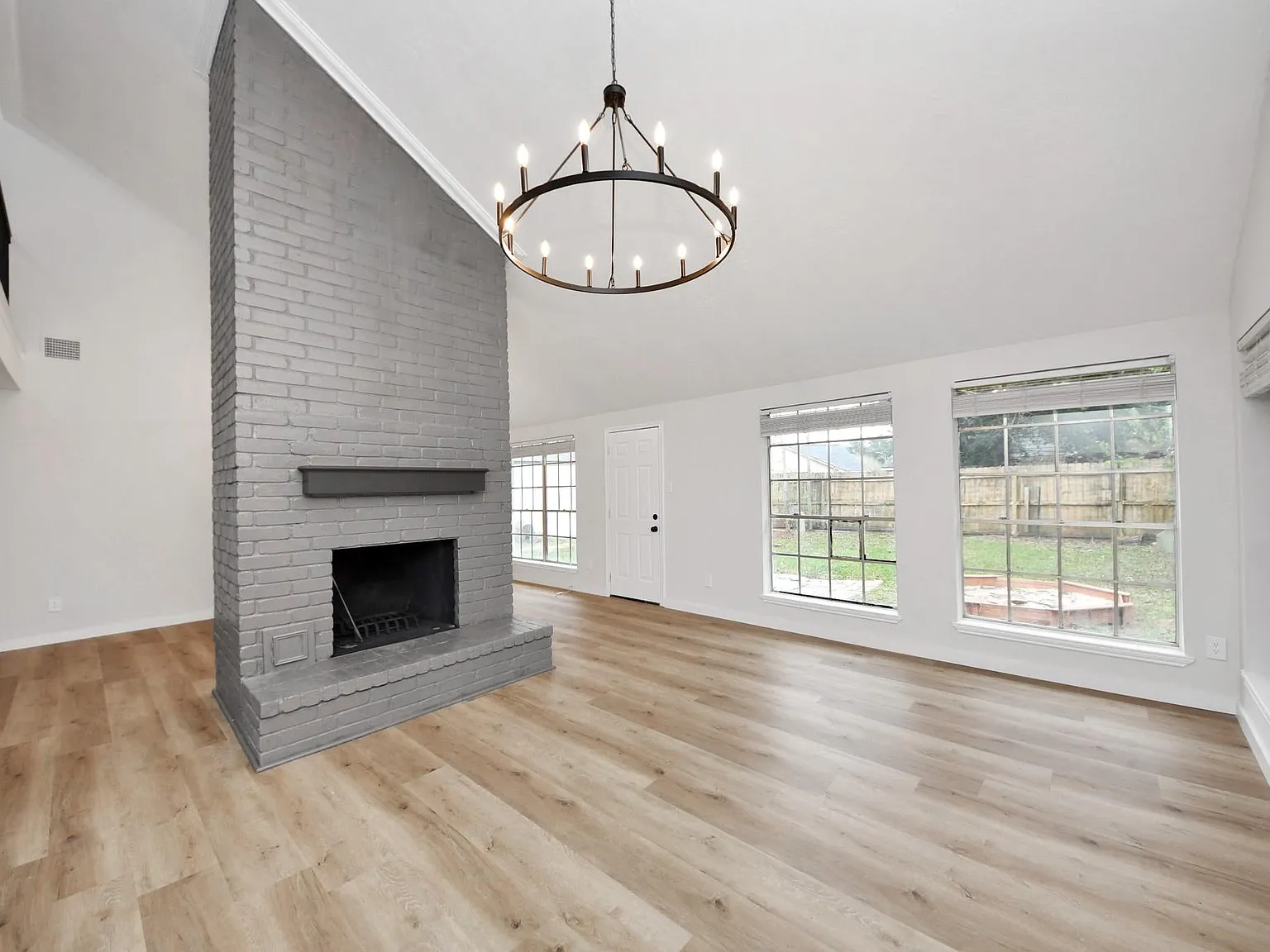 3 bed, 2442 sqft, $2,400 — Photo 4
