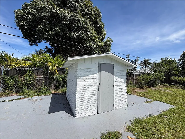1740 SW 47th Ave — Photo 16