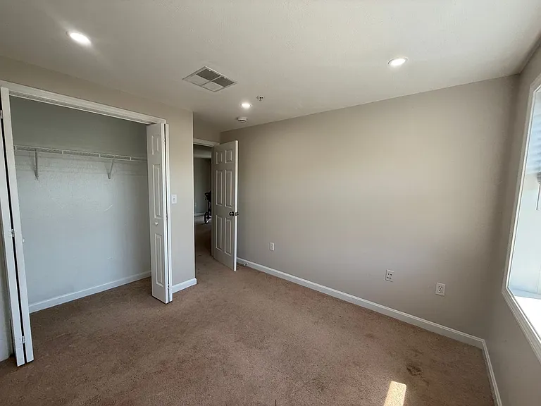 Pondsview Apartments — Photo 38