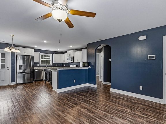 3rd image of 1105 Hickory Dr.