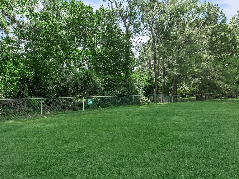 University Gardens Manor — Photo 16