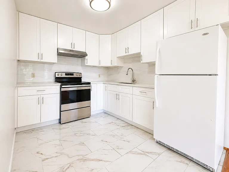2421 Judah St #2 — Photo 6