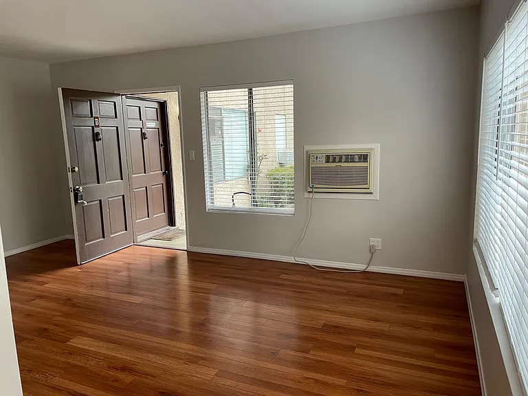 1500 N Buena Vista St #B — Photo 6