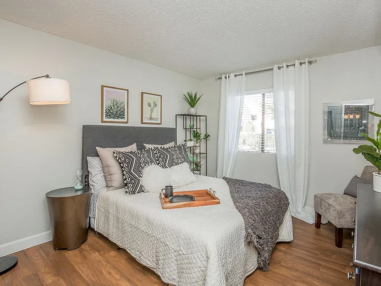 Sun Creek Apartments — Photo 41