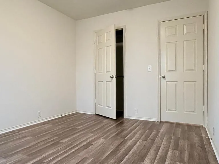 2205 Stoneleigh Pl — Photo 8