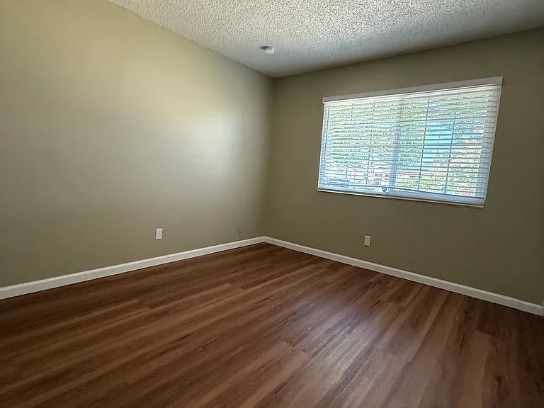 2041 Robin Dr — Photo 13