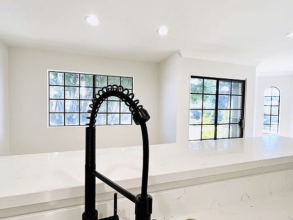 3rd image of 13409 Victory Blvd #6