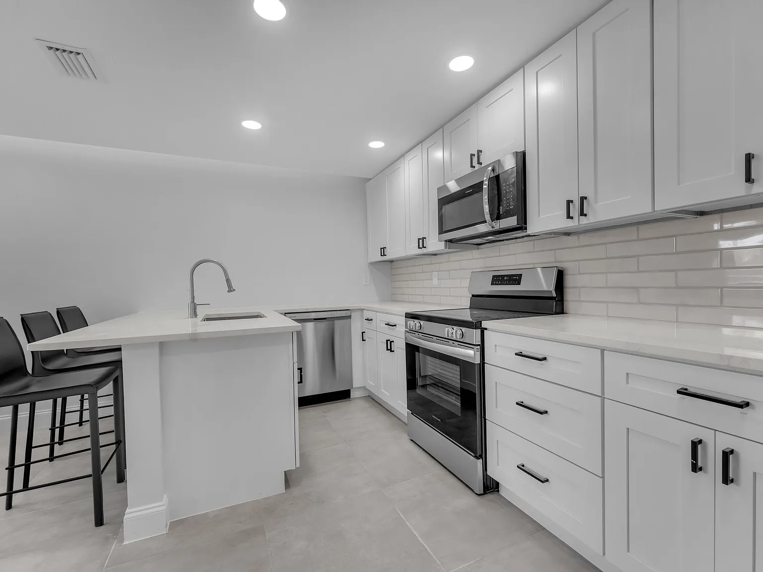 2 bed, 1.0 bath, 900 sqft, $3,300 — Photo 3
